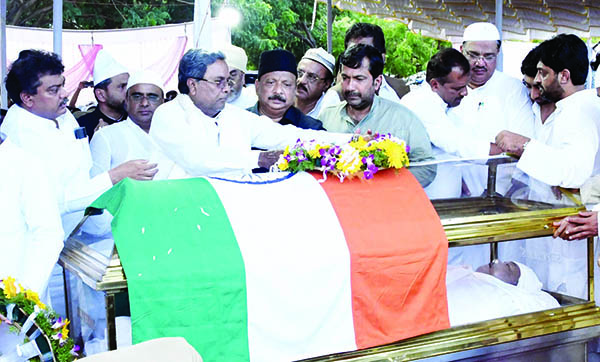 ಸರಕಾರಿ ಗೌರವಗಳೊಂದಿಗೆ ಖಮರುಲ್ ಇಸ್ಲಾಮ್ ಅಂತ್ಯಕ್ರಿಯೆ